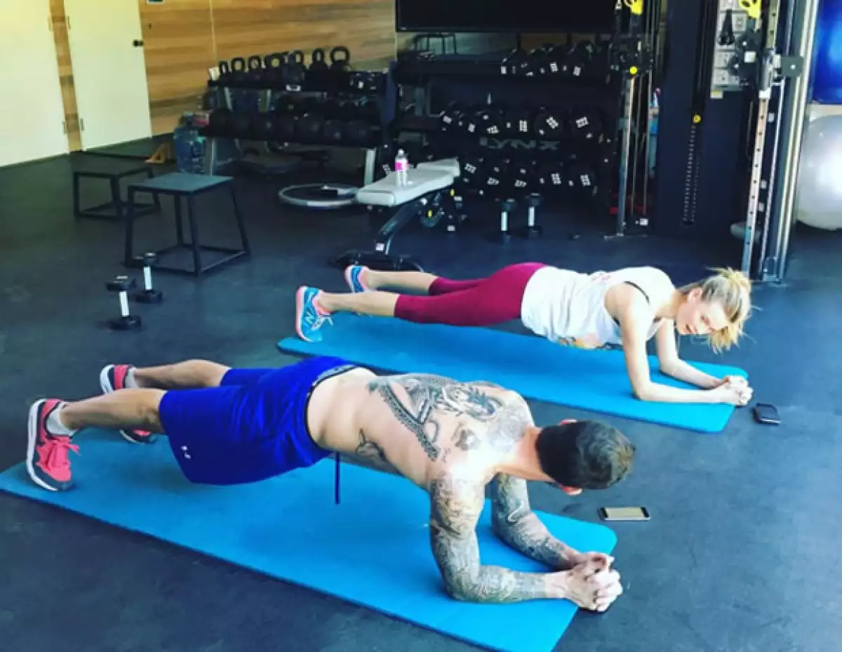 Hace varios días, la modelo compartió una foto haciendo una plancha con su esposo Adam Levine.