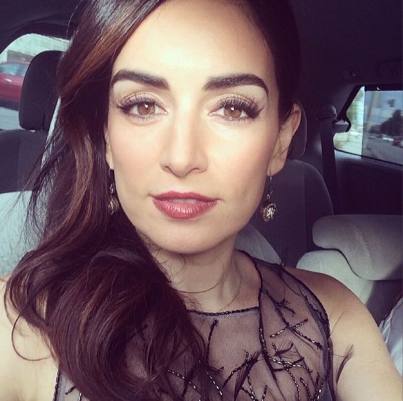 Ana demostrando su belleza mediante una selfie.