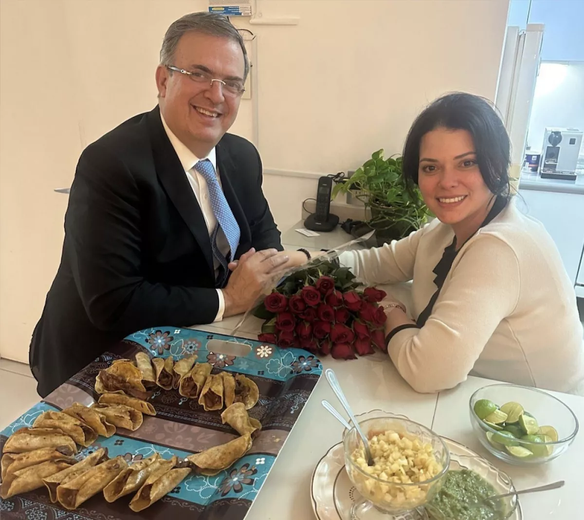 MARCELO-EBRARD-ROSALINDA-BUESO.jpg