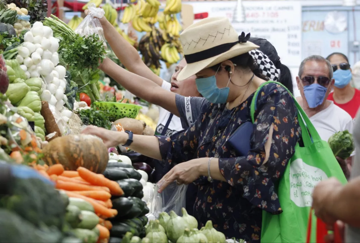 A pesar de que el Subsecretario de Salud, Hugo López Gatell, informó a la población que deben quedarse en casa para no propagar más el virus COVID-19, capitalinos acuden al Mercado Álamos portando cubrebocas como medida de prevención, para comprar alimentos