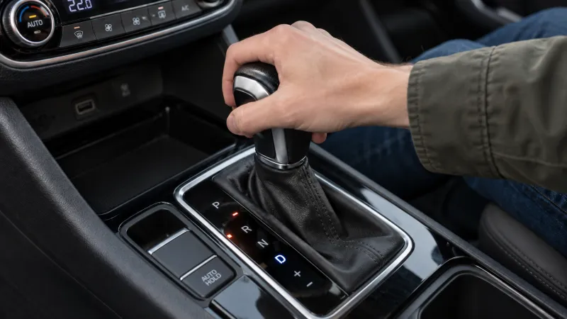 Palanca de un carro automático de gama media, con Auto Hold y botón de Parking.