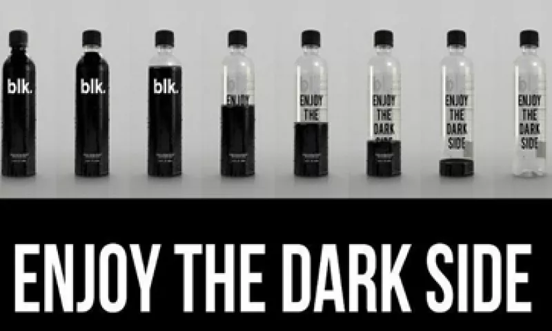 La empresa canadiense produce 96 millones de botellas de agua de manantial color negro al año. (Foto tomada del sitio Facebook.com/blkbeverages)