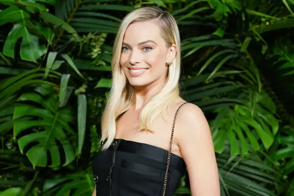 01_Margot_ROBBIE_CHANEL_Charles_FINCH_PreOscars_Dinner_2020_LD.jpg