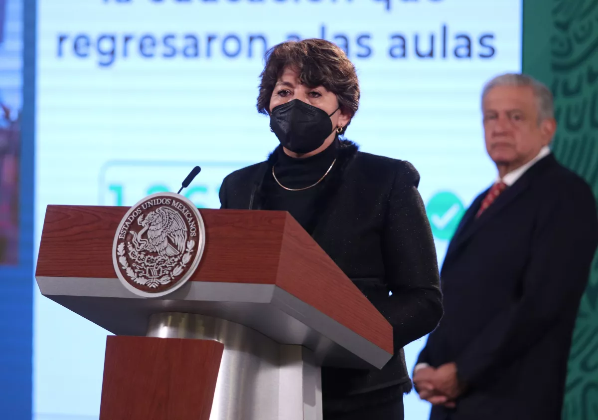 Andrés Manuel López Obrador, presidente de México acompañado de Delfina Gómez Álvarez, secretaria de Educación Pública durante la conferencia matutina dedicada al tema de salud