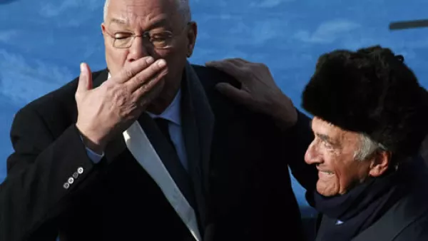 El ex secretario de Estado Colin Powell y el escritor rumano Elie Wiesel, sobreviviente de los campos de concentración nazi, disfrutaron juntos de la ceremonia.