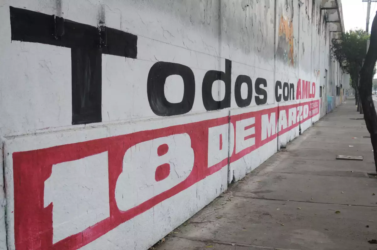 Bardas ubicadas en la Alcaldía Venustiano Carranza fueron utilizadas para promover la concentración del próximo sábado en el Zócalo.