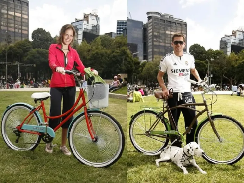 Practicar un deporte y convivir  con los amigos fueron los principales motivos para que Luis Miguel Moreno y Bobby Domínguez, organizaran un día de bicicleta en Paseo de la Reforma.