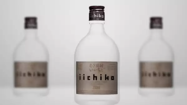 Destilado de cebada con un toque de sake. Se recomienda tomarlo con agua tibia o caliente para resaltar los aromas del tueste de la cebada. Te sugerimos probar el iichiko. Nivel de pulido: 35% Maridaje: nueces, almendras y bellotas. Marca: Nanakubo