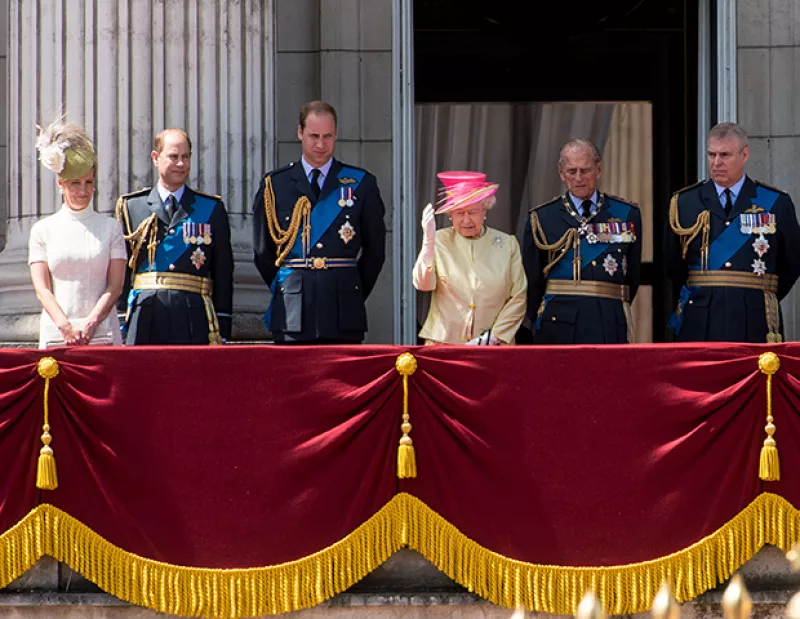 El Duque de Edimburgo se desesperó con un fotógrafo y terminó soltando insultos frente a las cámaras de video. Algo muy poco propio de un royal.