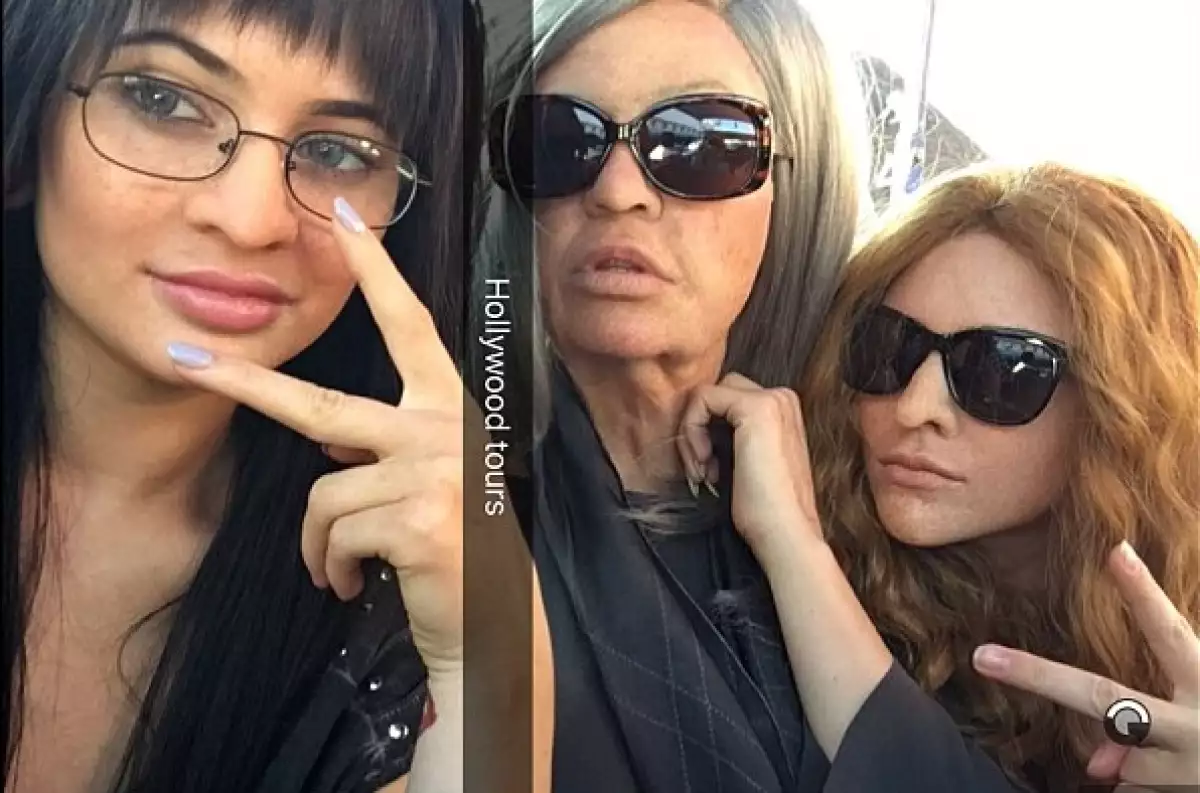 Las hermanas hicieron un divertido tour disfrazadas, Khloé como viejita, mientas que Kendall y Kylie usaron pelucas y narices falsas, ¡las tres quedaron irreconocibles!