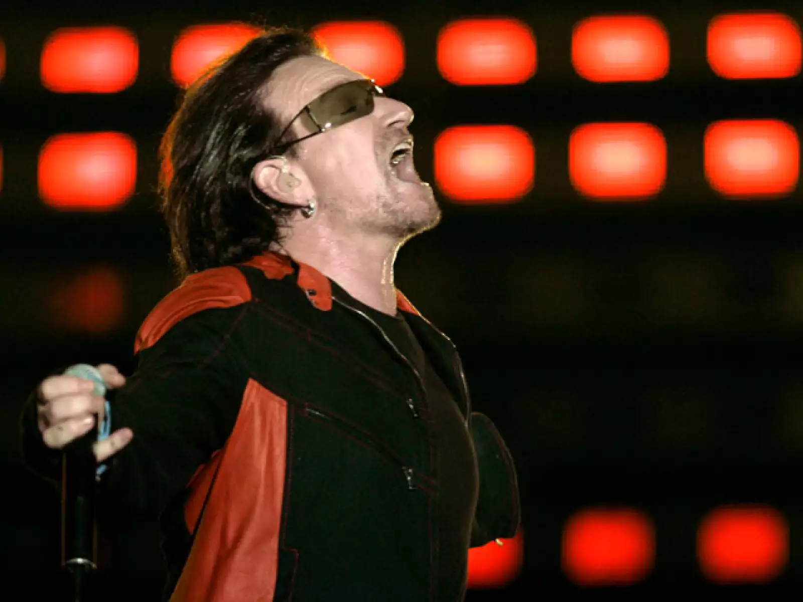 Desde hace varios años jamás da un concierto sin sus lentes, como en este que ofreció en Argentina en 2006.