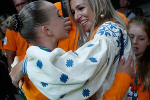 Máxima felicitando a la gimnasta Sanne Wevers.