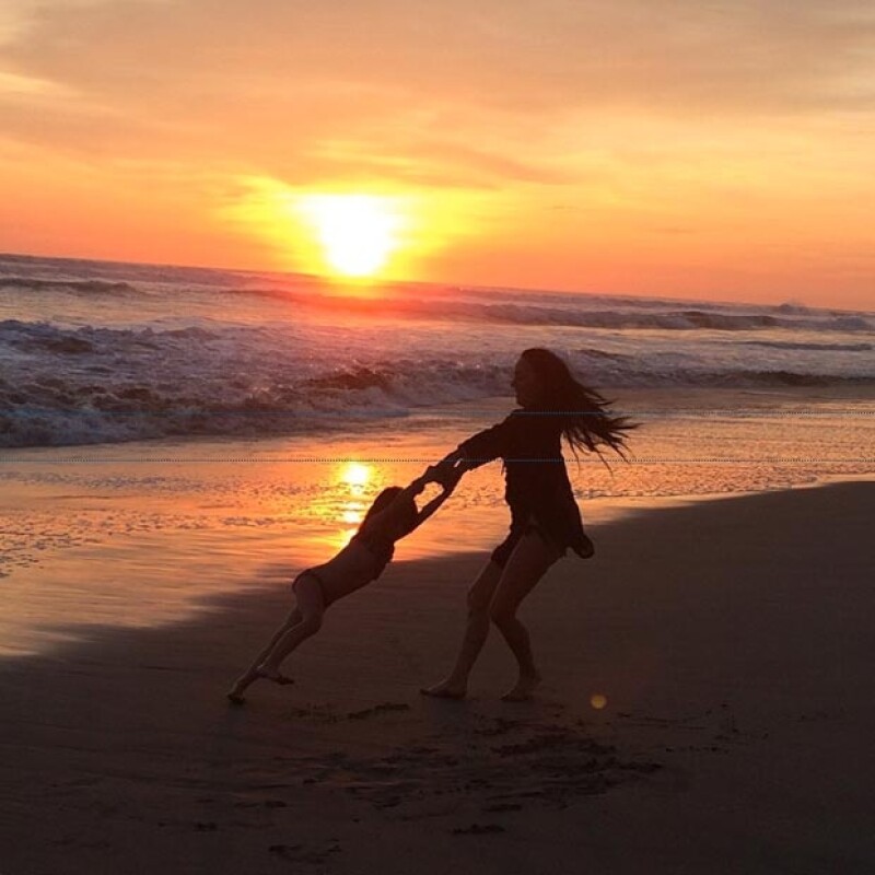 Ines y su hija jugando en el mar.