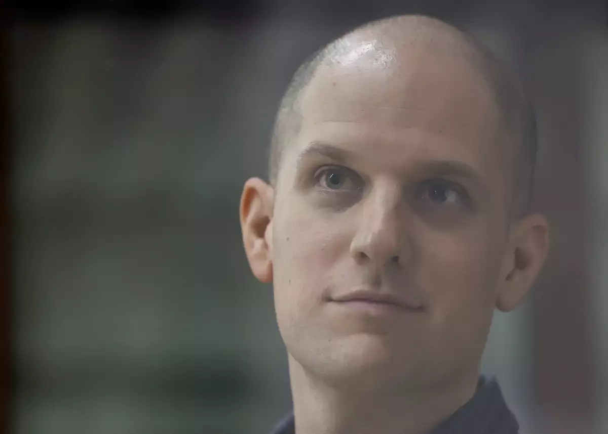 El reportero del Wall Street Journal, Evan Gershkovich, que es juzgado por cargos de espionaje, es visto dentro de un recinto para los acusados antes de una audiencia judicial en Ekaterimburgo, Rusia, el 26 de junio de 2024.