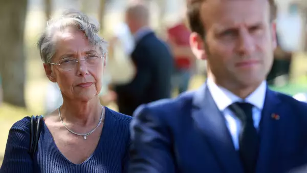 En esta foto del 22 de julio de 2020, la ministra del Trabajo de Francia, Élisabeth Borne, y el presidente francés Emmanuel Macron, son fotografiados en el castillo Chambord, durante una visita sobre el tema de los "Campos de aprendizaje de verano". 