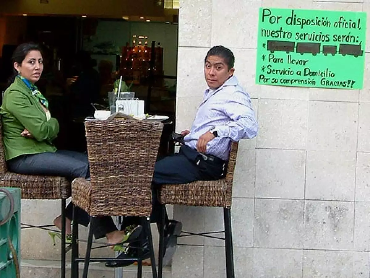 Mientras los clientes bajan, los restaurantes, bares y centros nocturnos registran una disminución en ventas de 75%, seguida de papelerías y librerías (48%), tiendas departamentales (40%), y abarrotes (15%).