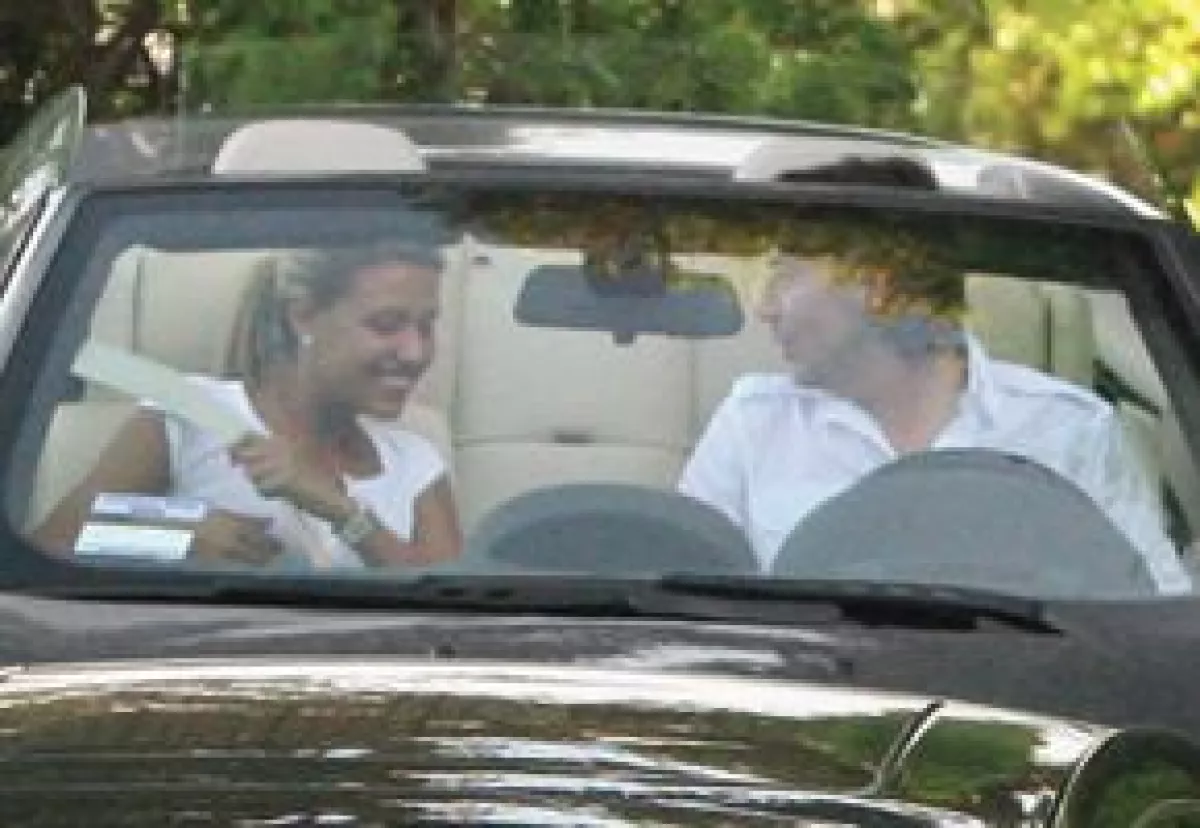 Ésta es la primera foto en que captaron a Michelle y Asensi. Fue el Día del Padre en junio del año pasado, después de comer en compañía de Luismi y Aracely.