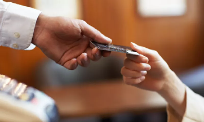 Los especialistas recomiendan que los pagos con tarjeta bancaria no deban rebasar el nivel de los ingresos. (Foto: Getty Images)