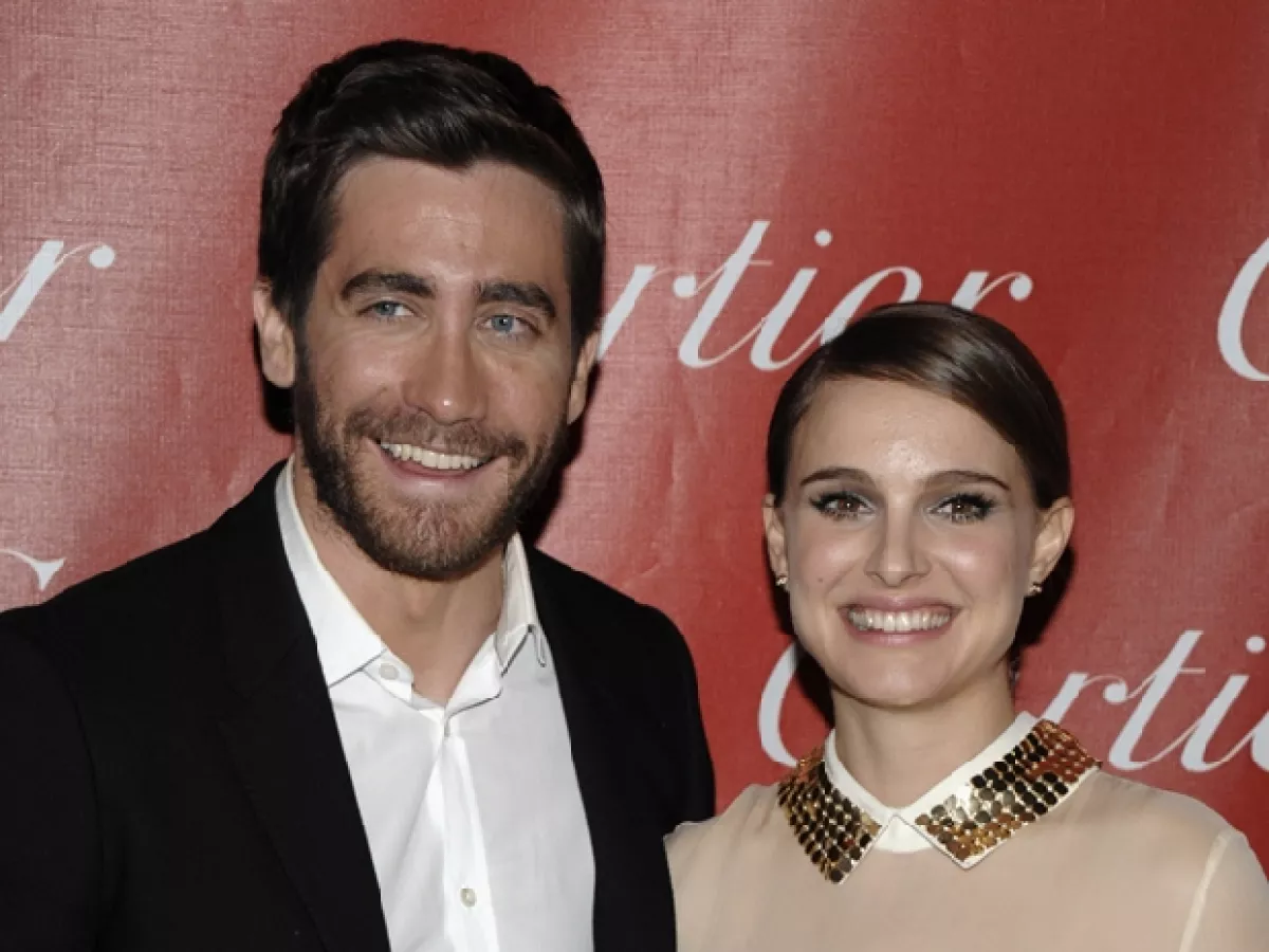 Jake Gyllenhaal y Natalie Portman fueron vistos juntos pero no se confirmó su romance.