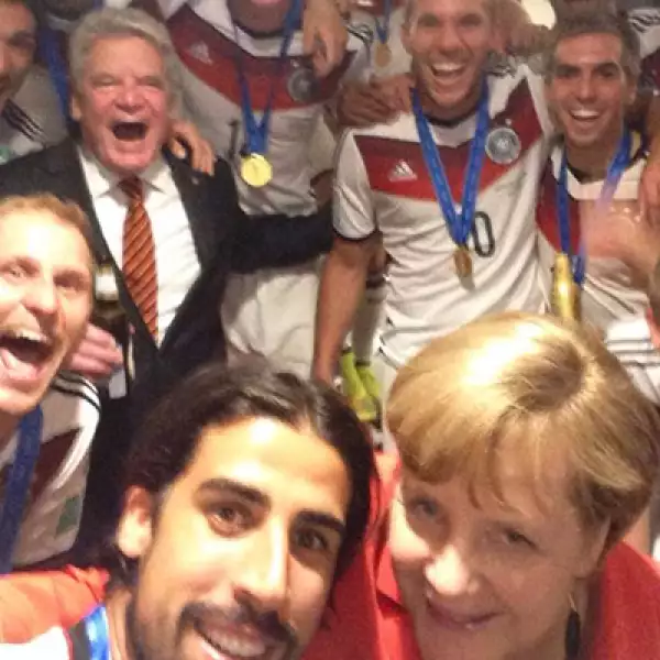 La canciller alemana, Angela Merkel, celebró con el equipo teutón el título mundial.