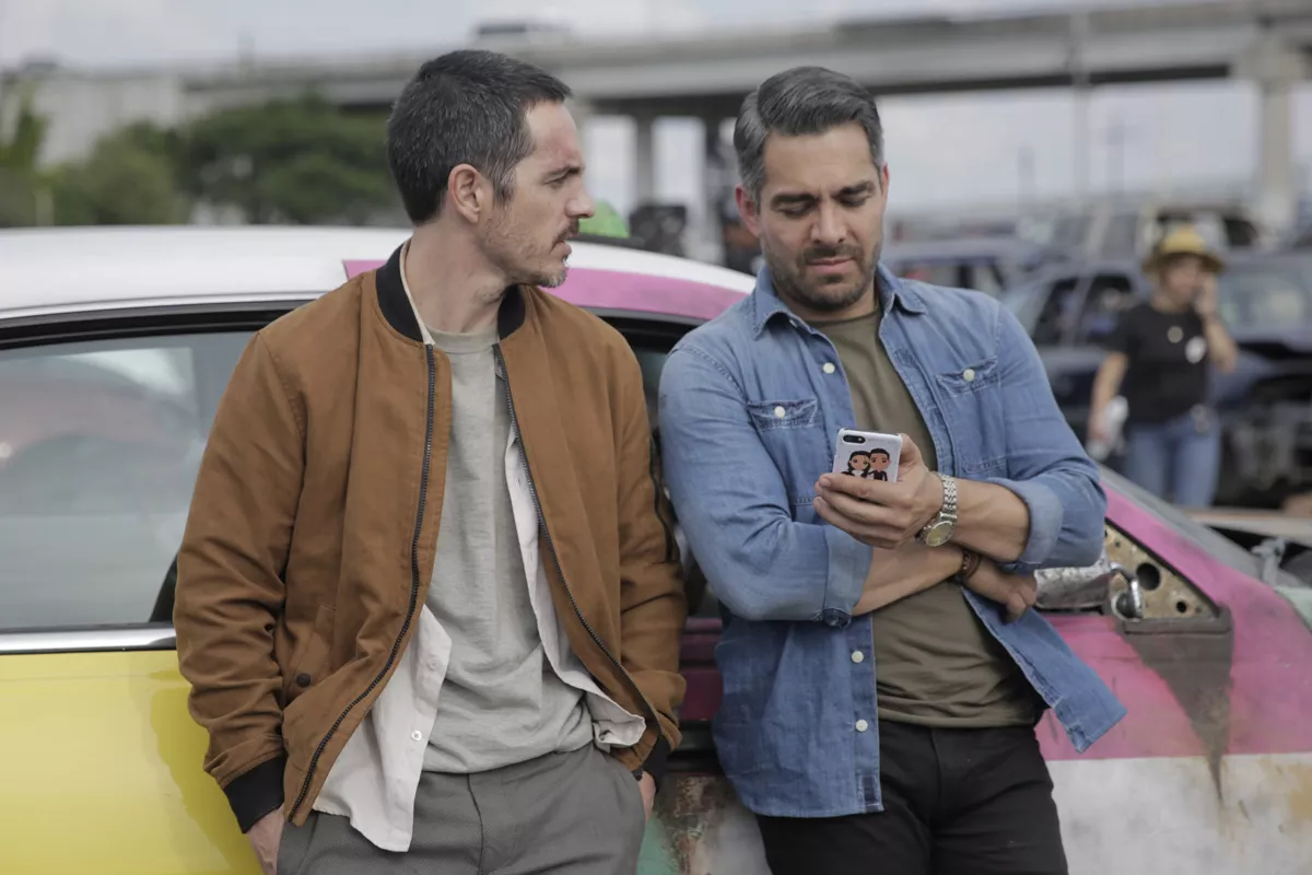 Mauricio Ochmann y Omar Chaparro en la película ¿Y cómo es él?