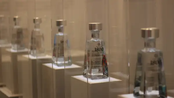 Tequila 1800 Essential presenta su onceava edición de la mano del artista Dustin Yellin 

