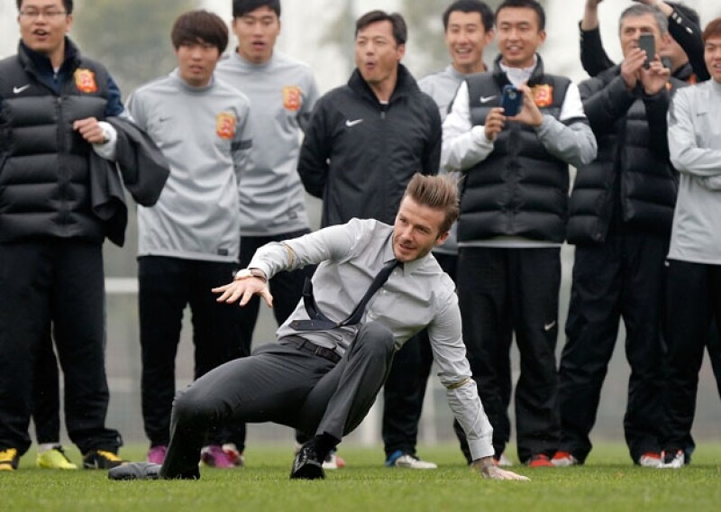 El jugador que funge como embajador de futbol en China se cayó cuando trataba de mostrar a un equipo de fuerzas básicas cómo lograr el tiro libre perfecto.