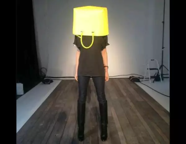 Victoria cubrió su rostro en una bolsa que tiene un precio de más de dos mil dólares.