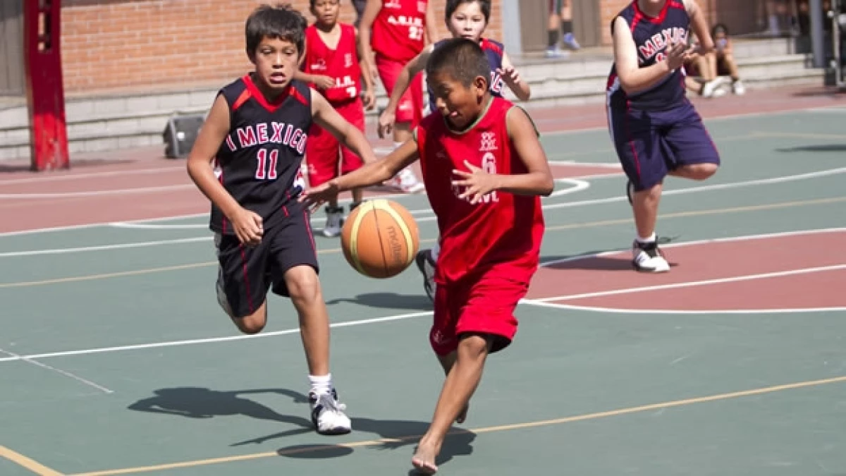 Un jugador del equipo de los triquis, descalzo, disputa el balón en un encuentro ante una escuela particular de la Ciudad de México