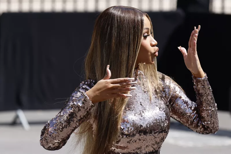 cardi-b-lanza-microfono