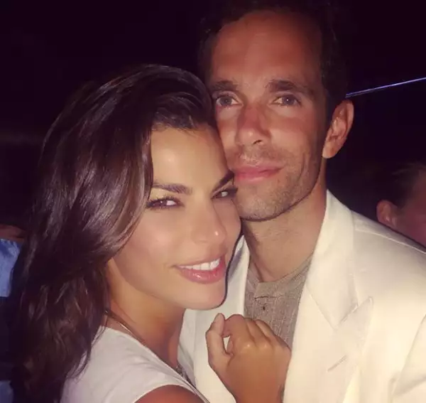 La pareja cumplió un año desde que inició su relación en París, y qué mejor que celebrarlo con la llegada de su primer bebé.