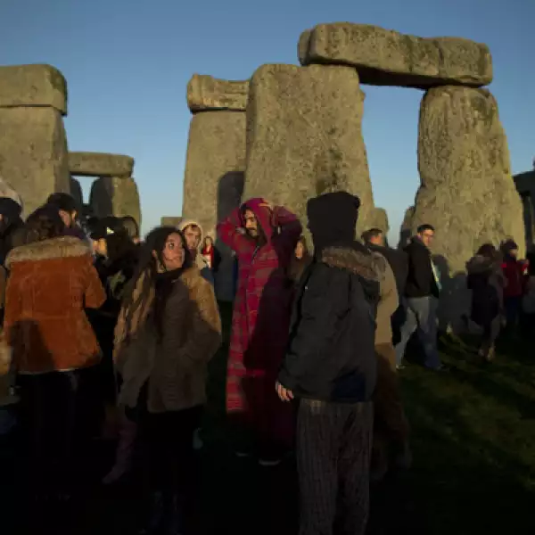 Cientos de personas se reunieron en una gran fiesta que se realizó en Stonehenge, Gran Bretaña.