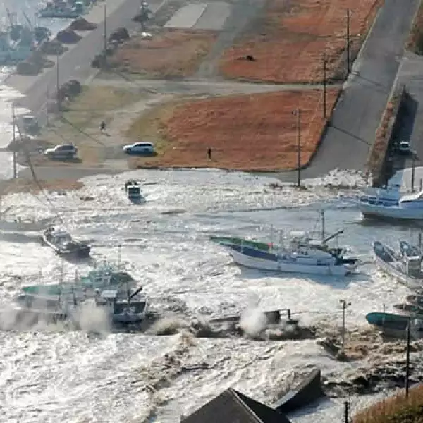Estudiantes entonan plegarias por las víctimas del terremoto de Japón, al oeste de la India, en la ciudad de Ahmedabad.