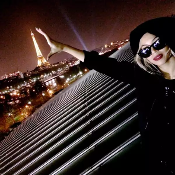 Beyoncé no dudó en posar junto a la torre Eiffel en su paso por París.