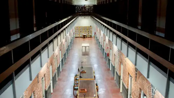 Imagen de un recorrido Nocturno en el Archivo General de la Nación, palacio antes conocido como la cárcel de Lecumberri. 