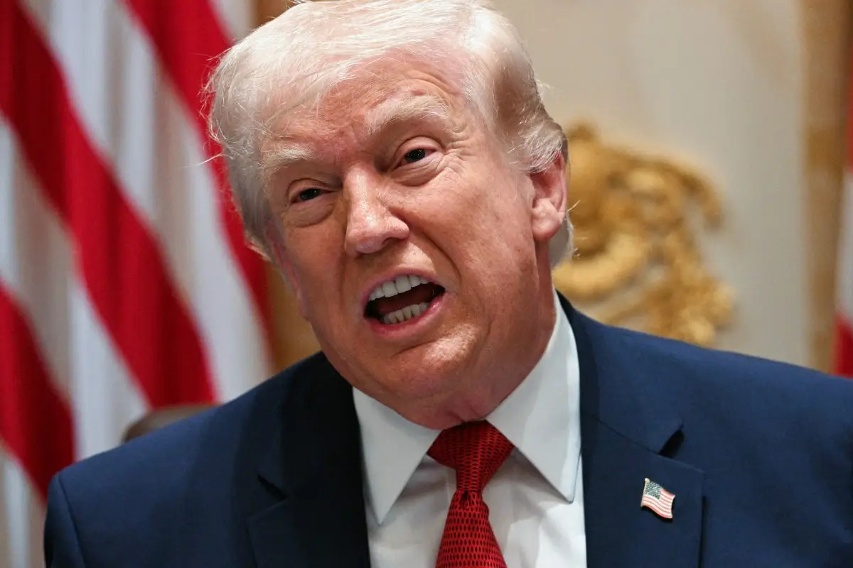 El presidente de los Estados Unidos, Donald Trump, habla durante una reunión del gabinete en la Sala del Gabinete de la Casa Blanca el 26 de marzo de 2026 en Washington, DC.