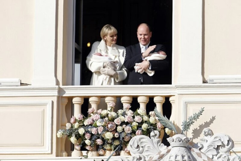 Durante el bautizo de sus mellizos, Charlene -por primera vez- se le vio sonriente y plena.