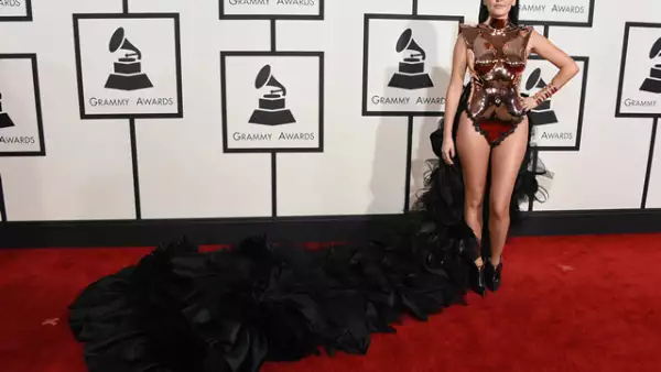 Bleona Qereti llegó con una armadura dorada que abrazaba sus curvas. La armadura llevaba una cola negra larguísima. ¿De verdad usó esto?