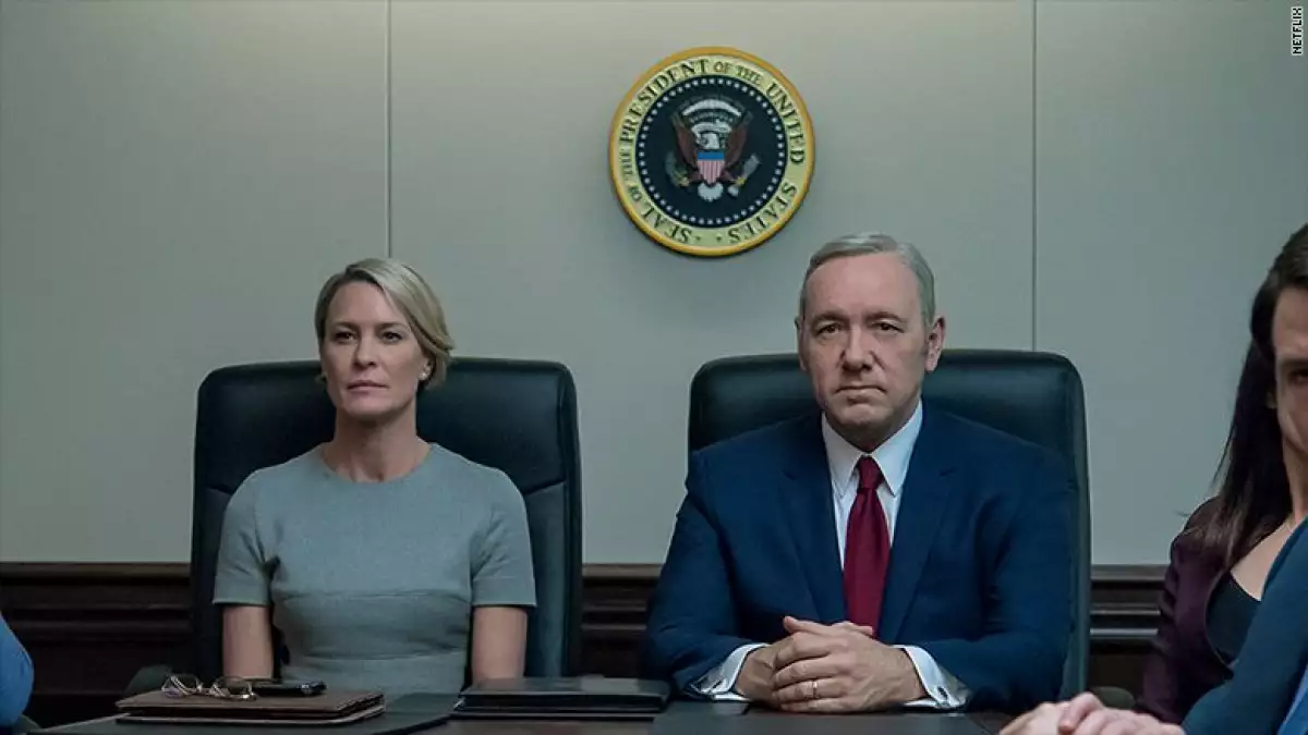 Robin Wright, al igual que su personaje en House of Cards, exige igualdad de derechos que su coestrella Kevin Spacey.