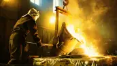 Trabajador en una planta metalúrgica en zona de hornos de fusión de metales.