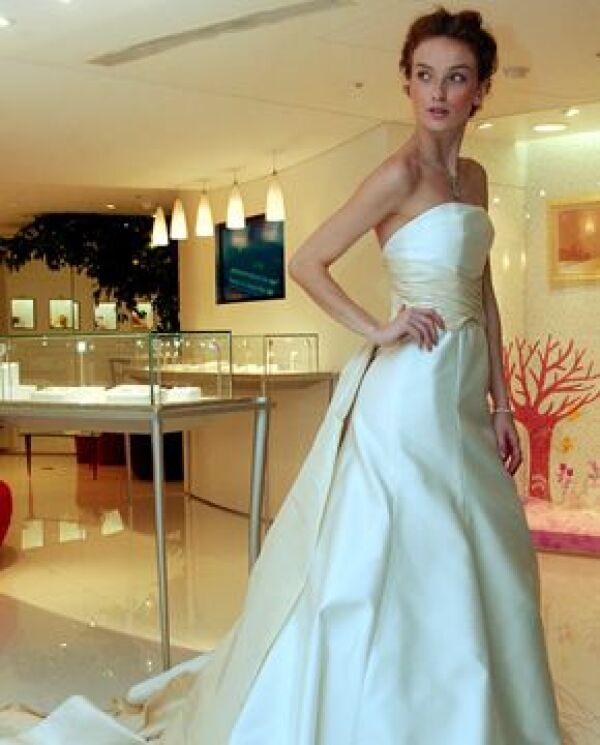 Los vestidos con cola están en boga, como este de Carolina Herrera.