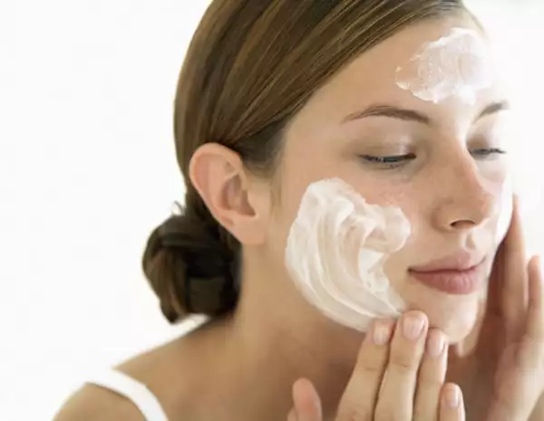 La mayonesa hidrata el pelo pero reseca la piel.