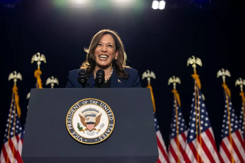 La vicepresidenta de los Estados Unidos, Kamala Harris, se dirige a una multitud de partidarios durante su primer evento de campaña como candidata a la presidencia en la Escuela Secundaria West Allis en West Allis, Wisconsin, EE. UU., el 23 de julio de 2024.