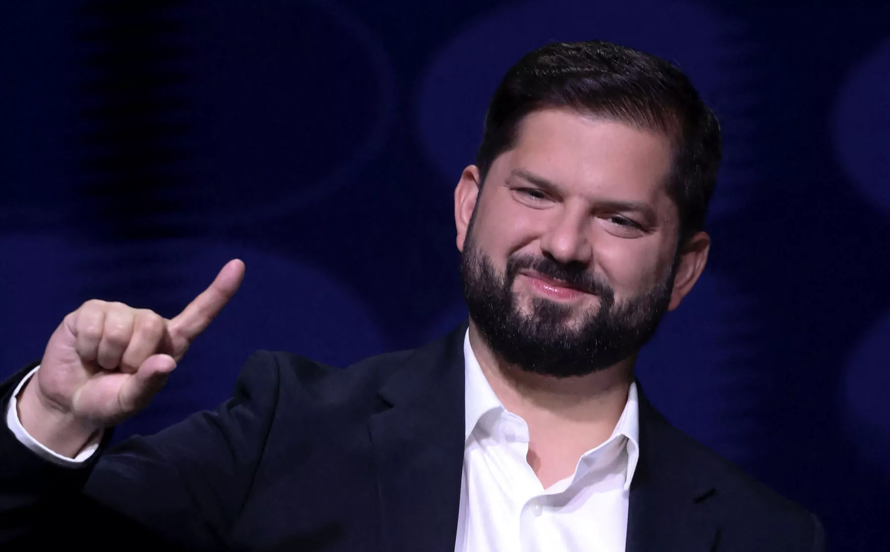 El presidente de Chile, Gabriel Boric, gesticula.
