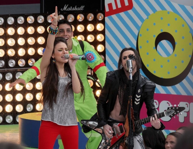 Danna Paola y Bryan Amadeus prendieron a todo el público al cantar Ya lo veía venir.