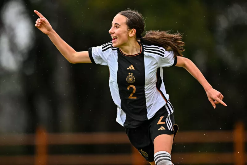 Foto de la jugadora Emma Memminger, de la selección sub 17 de Alemania, celebrando un gol.