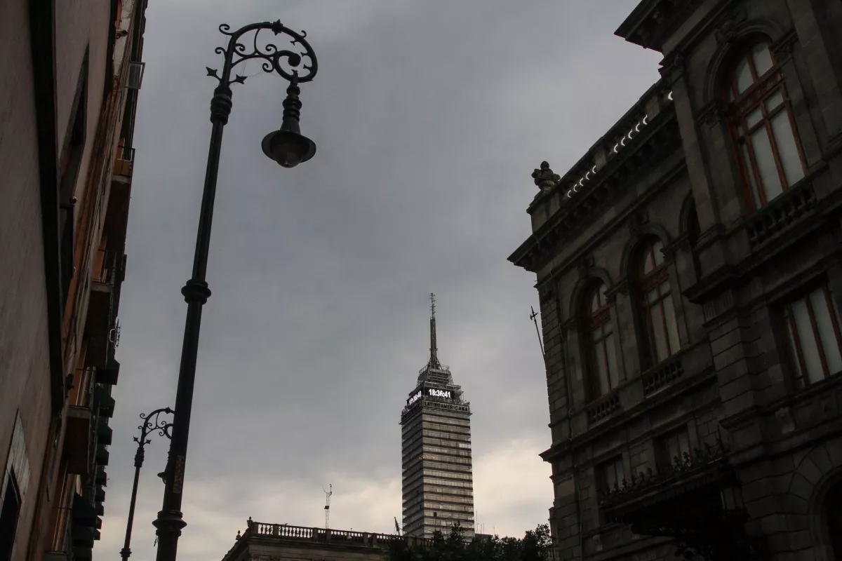 CIUDAD DE MÉXICO, 08JUNIO2017.- Atardecer en el Centro de la Ciudad de México, en donde pudo disfrutarse de un clima fresco y una vista de la Torre Latinoamericana el día de ayer. 
FOTO: ISAAC ESQUIVEL /CUARTOSCURO.COM