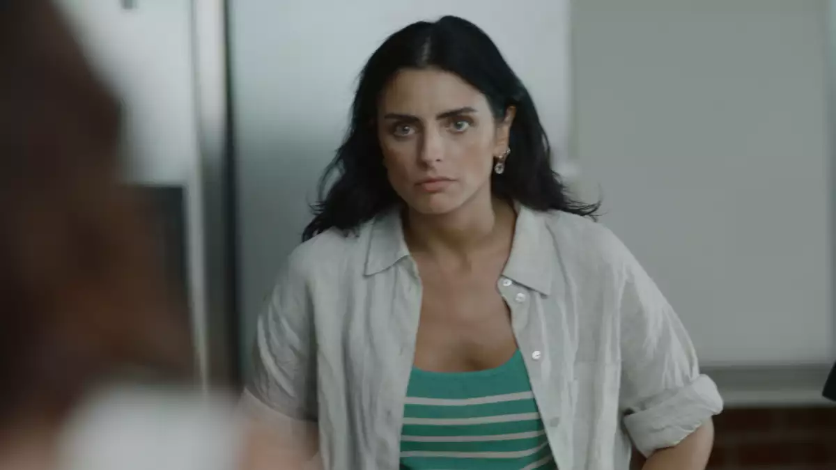 Aislinn Derbez en Noche de Chicas la serie de ViX +

