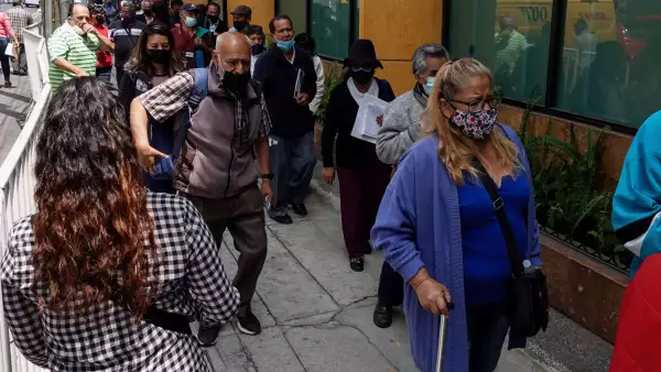 Filas de personas mayores a los 65 años para tramitar su tarjeta del bienestar a fin de recibir la pensión del gobierno federal (pensión de adultos mayores en CDMX)