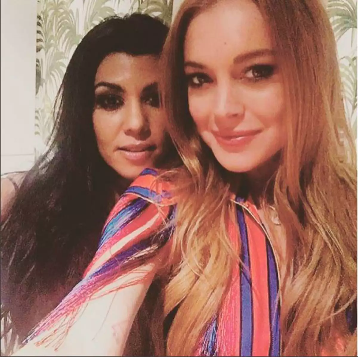 La estrella de reality y la actriz está divirtiéndose juntas en Londres; la química y la confianza que surgió entre ellas es tal que ya hasta se prestan vestidos.